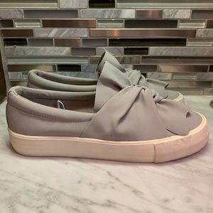 American Eagle Sneaker Gray Slip On Bow Knot Flats